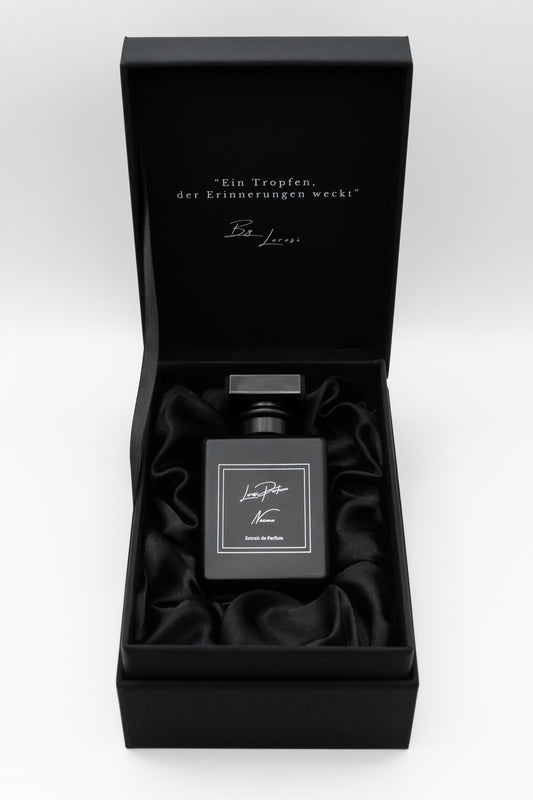 Das Naxono Parfum liegt in der Box