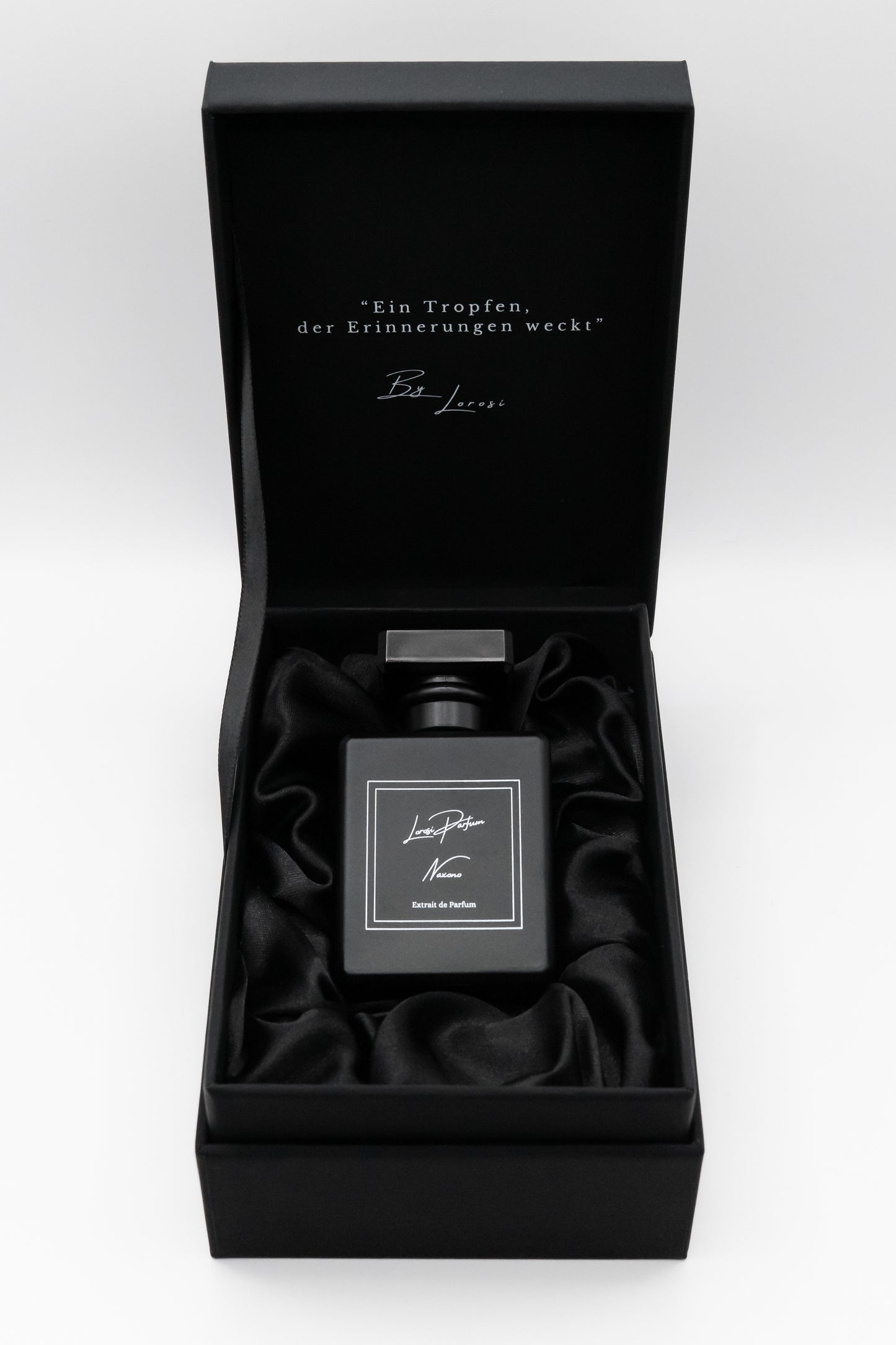 Das Naxono Parfum liegt in der Box 