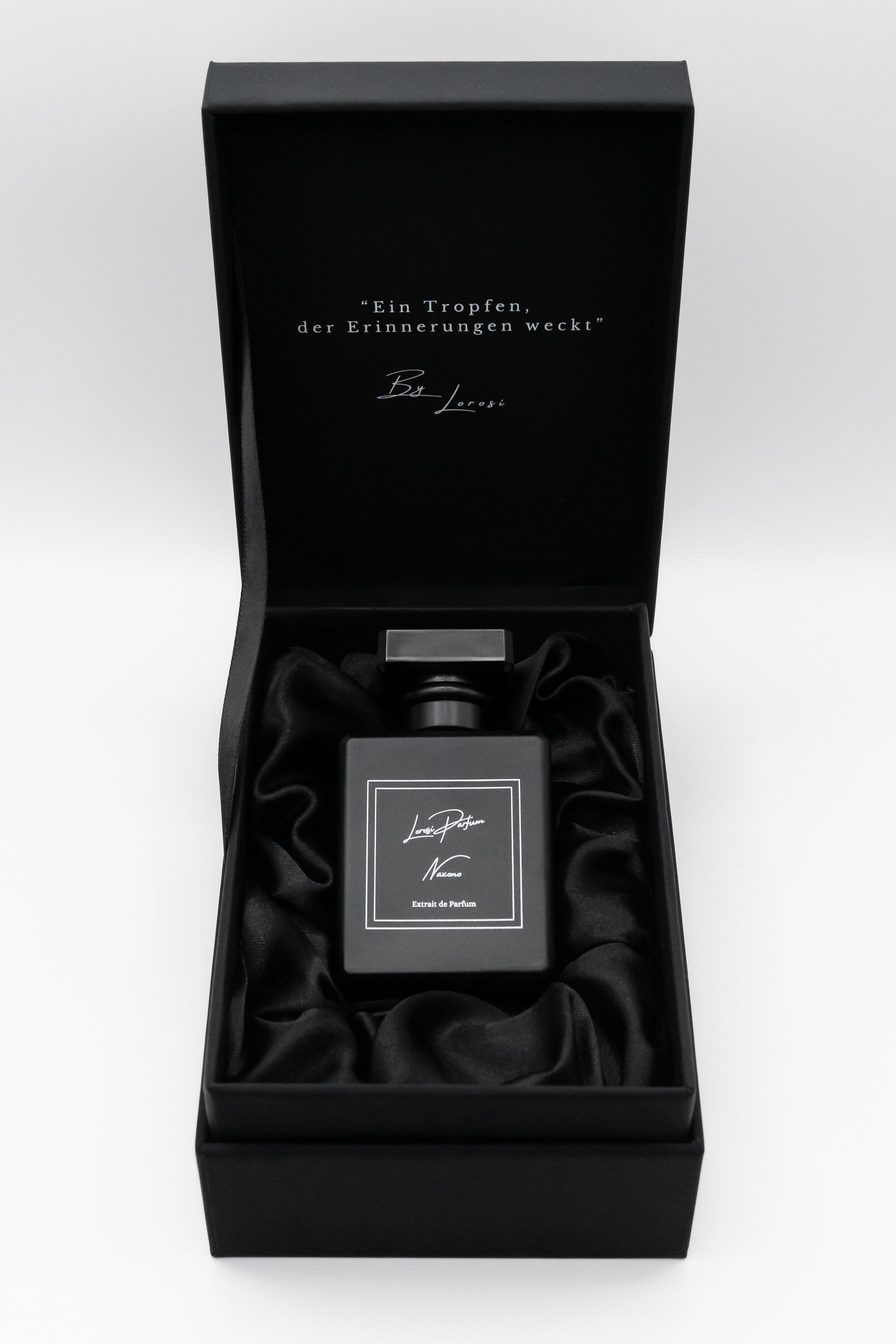 Das Naxono Parfum liegt in der Box 