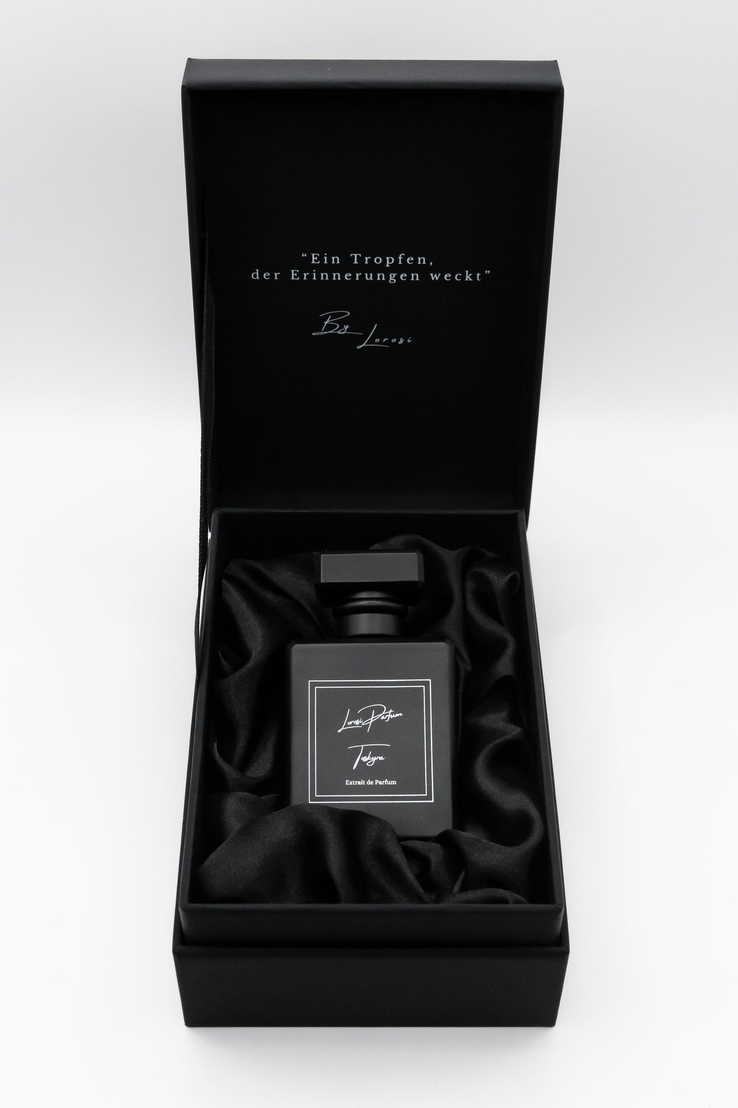 Das Toskyra Parfum liegt in der Box.