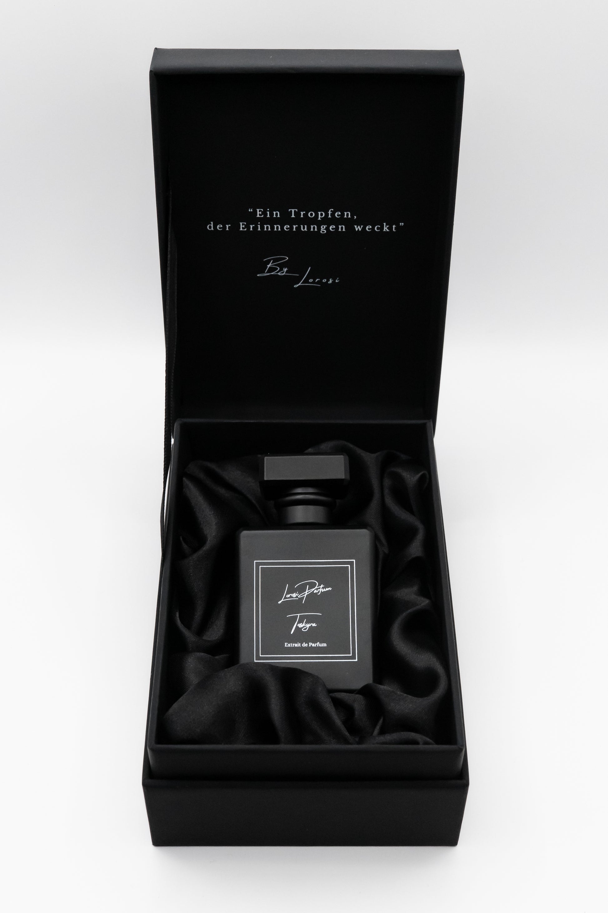 Das Toskyra Parfum liegt in der Box.