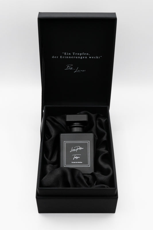 Das Toskyra Parfum liegt in der Box.