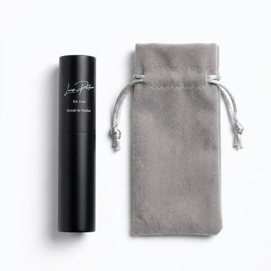 Nachfüllbarer Travel Sprayer für Parfum mit 10 ml Fassungsvermögen, schwarzer Aluminiumhülle und Glasflakon für unterwegs.